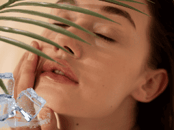 El hielo no elimina arrugas de forma permanente, pero puede mejorar temporalmente la apariencia de la piel, haciéndola lucir más firme y fresca.  CANVA