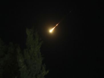 Hasta el momento no está claro si se trata de misiles antiaéreos o si se trata de un ataque exitoso por parte de Irán o Yemen. AFP / A. Gharabli