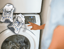 La lavadora, si se utiliza correctamente, es una herramienta eficaz para eliminar la suciedad y las bacterias de nuestro calzado. ESPECIAL / CANVA