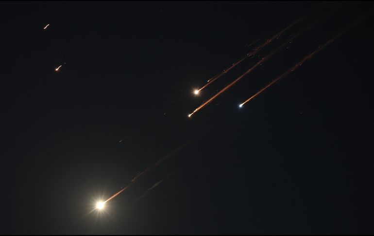 Según las imágenes en directo de la ciudad israelí y los reportes de medios de Israel, al menos un proyectil impactó en Tel Aviv. EFE/A. SAFADI