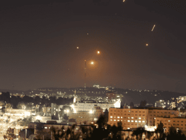 A pesar de que pocos minutos después el mismo Ejército había indicado a la población israelí que la amenaza había pasado y que podían "dejar los espacios protegidos". EFE / A. SAFADI