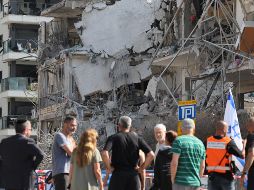 Residentes de Ramat Gan, cerca de Tel Aviv, miran un edificio residencial dañado tras un ataque con misiles balísticos. EFE/A. Sultan