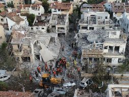 Equipos de rescate trabajan entre los escombros en Rishon LeZion, cerca de Tel Aviv, tras el impacto de un misil balístico iraní en edificios residenciales. El ataque en este punto dejó 21 heridos, dos de ellos en estado crítico. EFE/A. Sultan