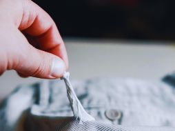 Entre los contratiempos más molestos que pueden ocurrir con la ropa, encontrarse con una prenda con un chicle pegado es, sin duda, de los peores. ESPECIAL / CANVA