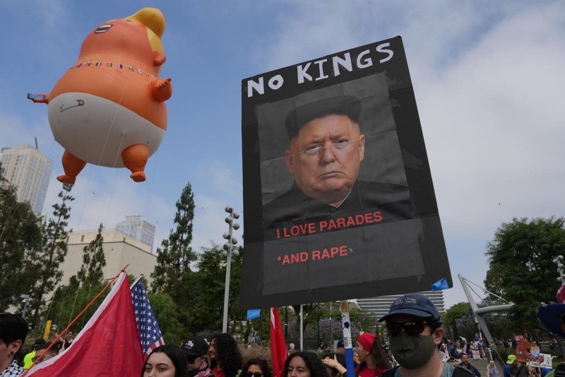 Aspectos de la mega protesta contra Donald Trump en Los Ángeles. SUN / ARMM