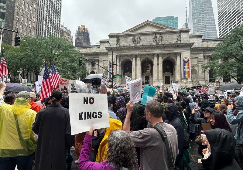  Personas se manifiestan durante una protesta contra el gobierno de Donald Trump frente a la frente a la Biblioteca Pública de Nueva York. EFE /Javier Otazu