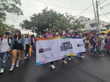 La marea multicolor, empapada, cantaba, gritaba e invitaba a las personas a sumarse al contingente. EL INFORMADOR/O.GONZÁLEZ