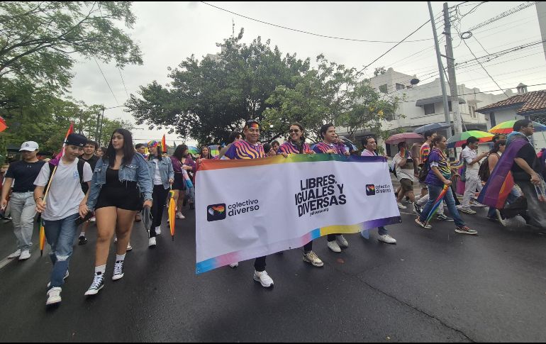 La marea multicolor, empapada, cantaba, gritaba e invitaba a las personas a sumarse al contingente. EL INFORMADOR/O.GONZÁLEZ