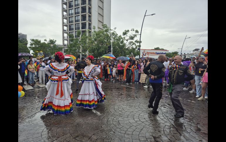 La marea multicolor, empapada, cantaba, gritaba e invitaba a las personas a sumarse al contingente. EL INFORMADOR/O.GONZÁLEZ