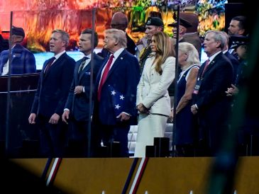 Todo esto sucedía mientras en más de 2 mil puntos del país miles de personas salían a la calle para protestar Trump. EFE