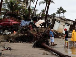 Personas observan los daños causados por la tormenta tropical Dalila en Acapulco, Guerrero, tras fuertes lluvias y oleaje intenso. EFE/D. Guzmán