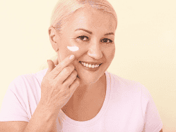 En pieles grasas o con tendencia al acné, algunas cremas con vitamina E pueden sentirse densas, por lo que se recomienda optar por fórmulas ligeras, no comedogénicas y preferiblemente en gel o sérum. CANVA