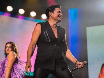 Chayanne ha sido adoptado como el "padre simbólico" de toda una generación, un apodo que lejos de rechazar, ha abrazado con orgullo y sobre todo humor. INSTAGRAM/ @chayanne.