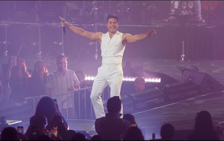 Carlos Rivera celebró a lo grande sus primeros veinte años de carrera la noche del domingo en en el Auditorio Telmex. EL INFORMADOR/ H. FIGUEROA.