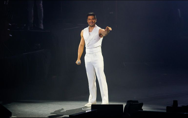 Carlos Rivera celebró a lo grande sus primeros veinte años de carrera la noche del domingo en en el Auditorio Telmex. EL INFORMADOR/ H. FIGUEROA.