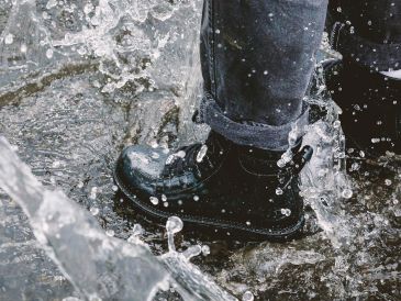 El agua es uno de los factores perjudiciales para los zapatos, sobre todo cuando se trata de materiales como la piel o gamuza. ESPECIAL / CANVA