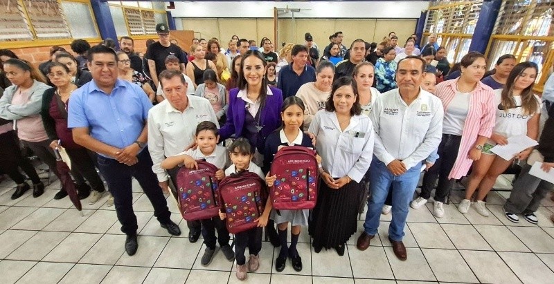 Beneficiarios y autoridades en la entrega de mochilas y útiles escolares. ESPECIAL 