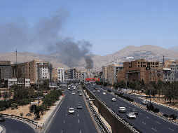 Videos que circulan en las redes sociales muestran que el edificio de IRINN, sigue ardiendo.EFE/ABEDIN TAHERKENAREH