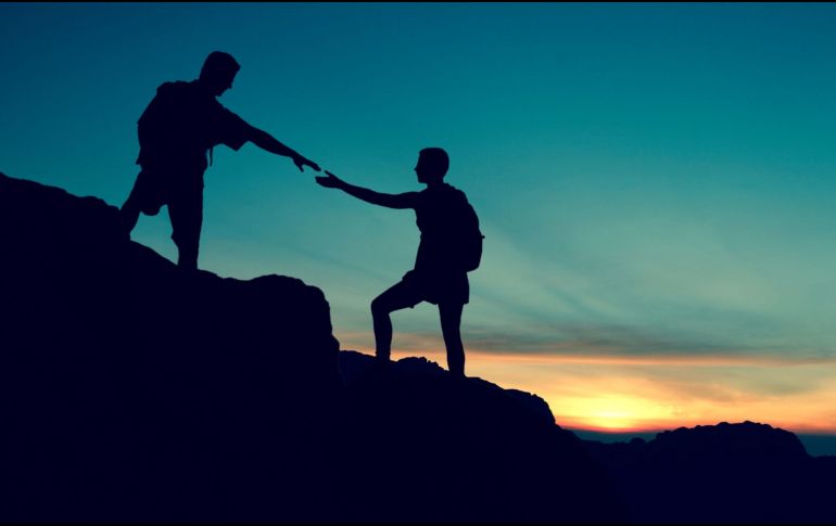 Estos estudios demuestran que aunque tu intención no sea controlar a los demás o dominarlos de cierta manera, dar consejos puede hacerte sentir con cierta influencia, lo que te ayuda a sentirte más poderoso. CANVA/ ESPECIAL