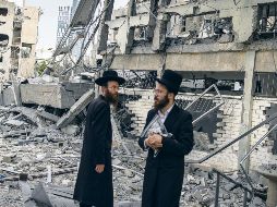 Hombres judíos ultraortodoxos inspeccionan los daños en el lugar de un ataque con misiles iraníes en Bnei Brak, al Este de Tel Aviv, realizado ayer 16 de junio de 2025. AFP