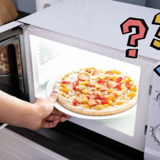 Ésta es la razón por la que NO debes calentar la pizza en microondas