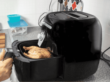 Aunque las freidoras de aire pueden ser una herramienta útil para cocinar de manera más ligera y con menos grasa, es fundamental usarlas de forma correcta para evitar riesgos innecesarios.  CANVA