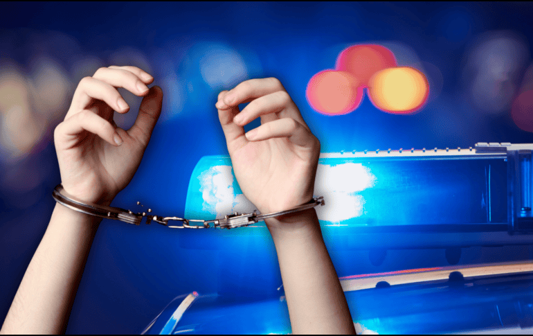 El conductor quedó bajo custodia policial en un hospital en donde se le atiende de traumatismo craneoencefálico moderado y probable fractura de tabique nasal. ESPECIAL / CANVA