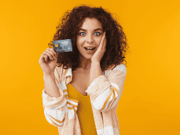 Las instituciones emisoras de tarjetas de crédito, por lo general, cuentan con mejores sistemas de monitoreo de seguridad y políticas de reembolso, lo que no siempre ocurre con las tarjetas de débito. CANVA