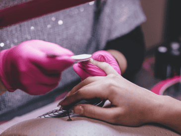 El gelish no causa cáncer de manera directa, pero su uso constante sin protección puede aumentar el riesgo de padecimientos dermatológicos.  CANVA