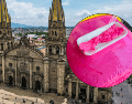 El turrón rosa se acompaña con limón, chile en polvo e incluso chamoy, de acuerdo al gusto de cada persona. EL INFORMADOR/ARCHIVO ESPECIAL