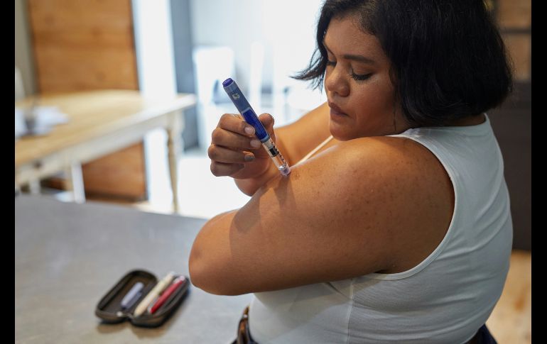 Joven mexicana con una pluma de inyección de insulina UNSPLASH