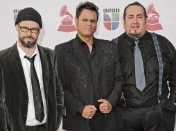 Alex Otaola, Pascual Reyes y Luca Ortega de San Pascualito Rey posan desde la alfombra roja de la entrega anual del Latin GRAMMY de 2012. AFP