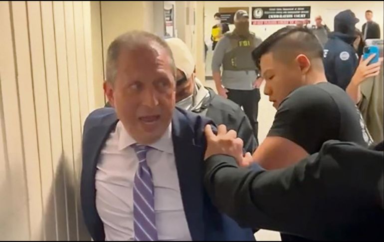 El contralor y candidato fue grabado por su equipo durante la detención. ESPECIAL