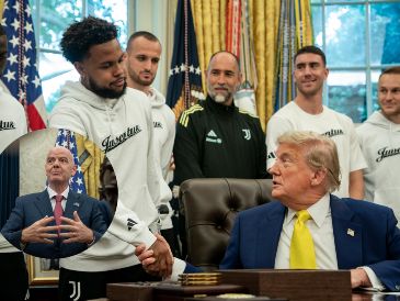 Jugadores de la Juventus visitaron la Casa Blanca y hablaron con Donald Trump. EFE / EPA / KEN CEDENO / POOL