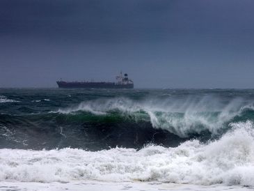 El almirante Morales Ángeles alertó que vienen probables inundaciones o desprendimientos de tierra por el paso del huracán “Erick”.  EFE/L. Villalobos