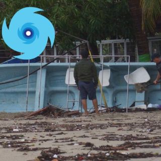 Huracán "Erick" destruye embarcaciones de pescadores en Oaxaca