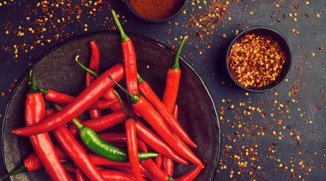 Consumir chile puede tener efectos positivos en la salud, como la estimulación de la liberación de endorfinas, pero debe hacerse con moderación. ESPECIAL / CANVA
