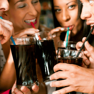 ¡Toma nota! las bebidas azucaradas son más "peligrosas" que los alimentos dulces por esta razón