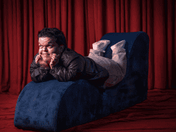 El Jimmy tuvo que tomar decisiones importantes. Hasta hace unos meses mantenía un empleo de oficina, pero en febrero de 2024 se despidió de esa etapa para dedicarse por completo al stand up. CORTESÍA.