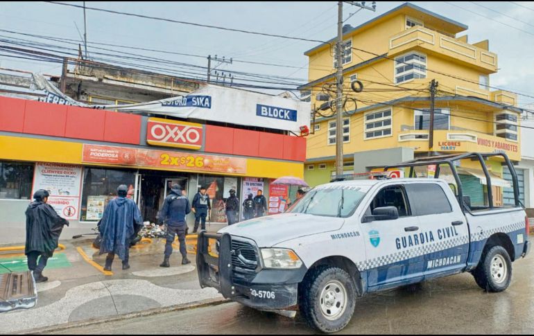 Autoridades apoyaron en la extinción de un incendio provocado en una tienda de conveniencia. ESPECIAL