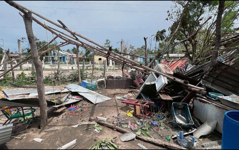 En la bahía principal de Puerto Escondido, las herramientas de trabajo de los locales fueron arrastradas varios metros debido a los fuertes oleajes y vientos intensos de “Erick”. EL UNIVERSAL