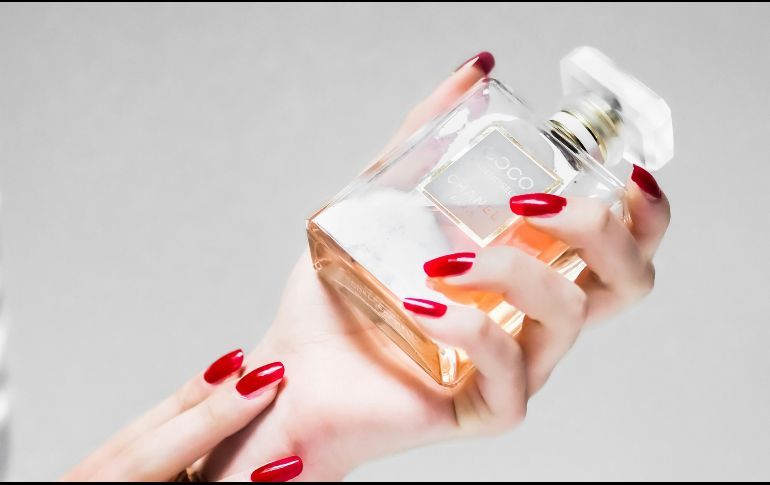 Las muñecas es una de las zonas donde duran más las fragancias. UNSPLASH/Laura Chouette