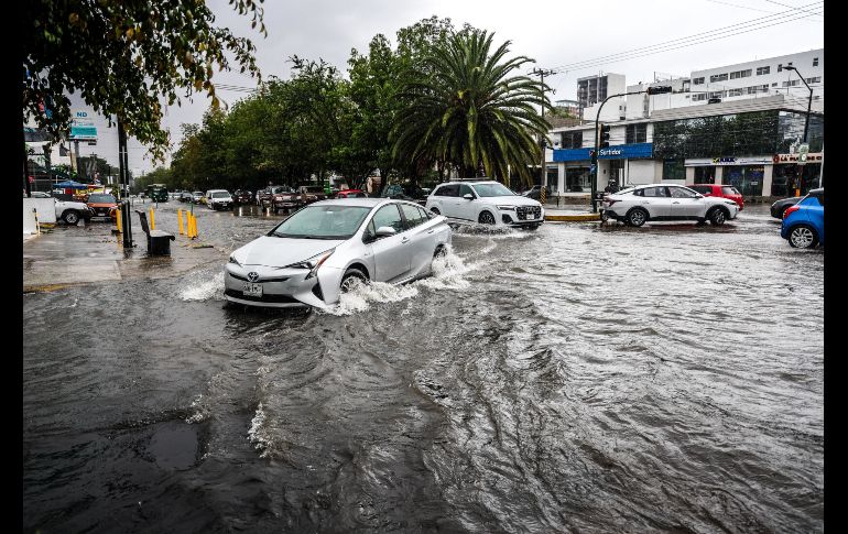 Afectaciones por lluvia en Avenida México