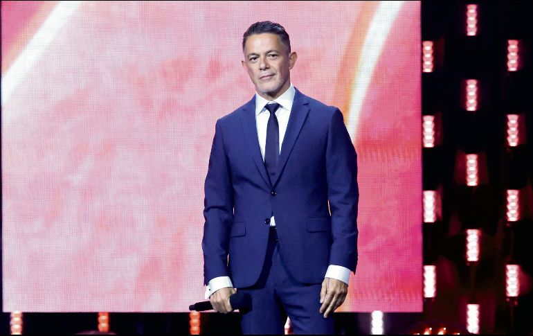 El cantante aparece en el escenario de la pasada Entrega Anual del Latin GRAMMY, en Miami, Florida. AFP