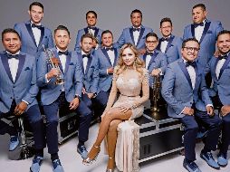 María Fernanda, vocalista, posa con el resto de la Sonora Santanera. CORTESÍA