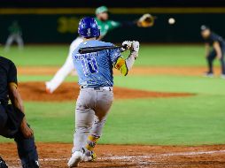 Carlos Mendivil pegó un sencillo productor de dos carreras en la décima entrada. CORTESÍA/Charros de Jalisco
