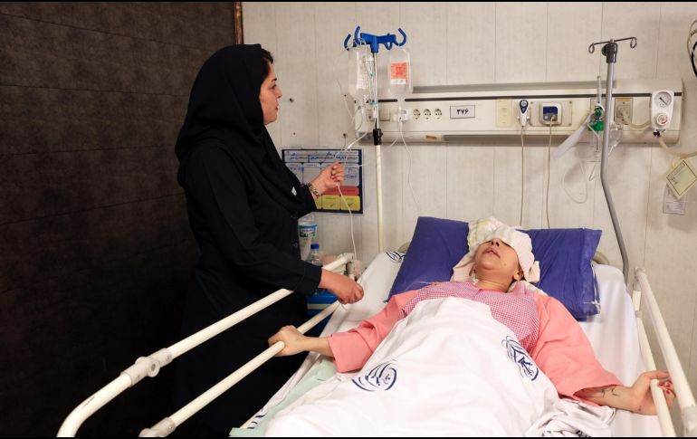 Una mujer recibe atención médica tras ser lesionada por los ataques. Más de 600 militares y civiles han muerto y más de 2 mil personas han resultado heridas en Irán. EFE/A. Taherkenareh