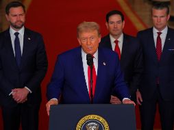 El Presidente de Estados Unidos, Donald Trump, ofrece un discurso tras anunciar el bombardeo a instalaciones nucleares en Irán, acompañado por su gabinete de seguridad en la Casa Blanca. EFE/C: Barria