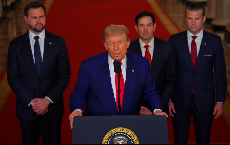 El Presidente de Estados Unidos, Donald Trump, ofrece un discurso tras anunciar el bombardeo a instalaciones nucleares en Irán, acompañado por su gabinete de seguridad en la Casa Blanca. EFE/C: Barria