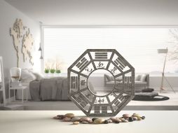 Una casa en armonía comienza por despejar. Eliminar el exceso de pertenencias y mantener cada rincón ordenado permite que el Chi (energía vital) fluya libremente. CANVA